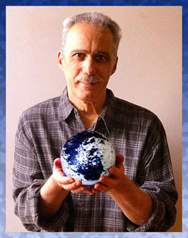Steve Khan with Michel Granger Globe | Photo: Richard Laird